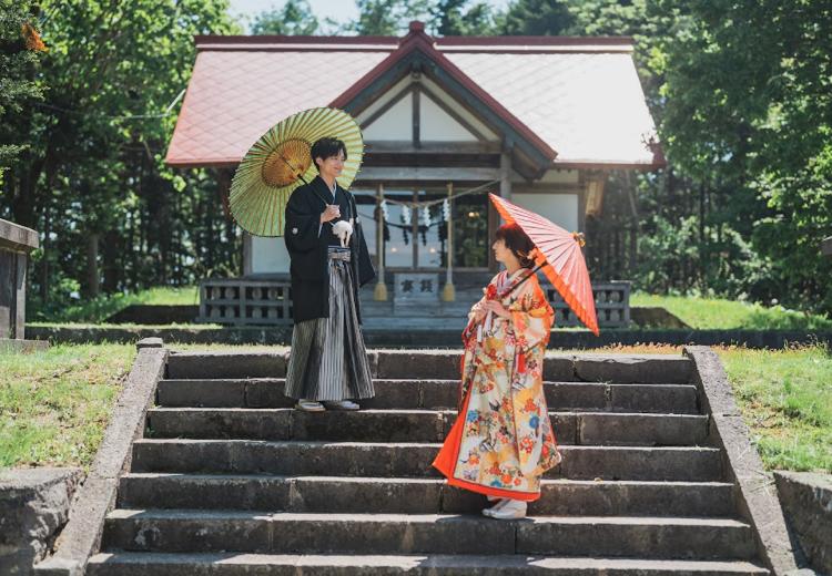 J’ai la patate（ジェ ラ パタット）。神前式は、地元の人にも親しまれている「ニセコ狩太神社」で