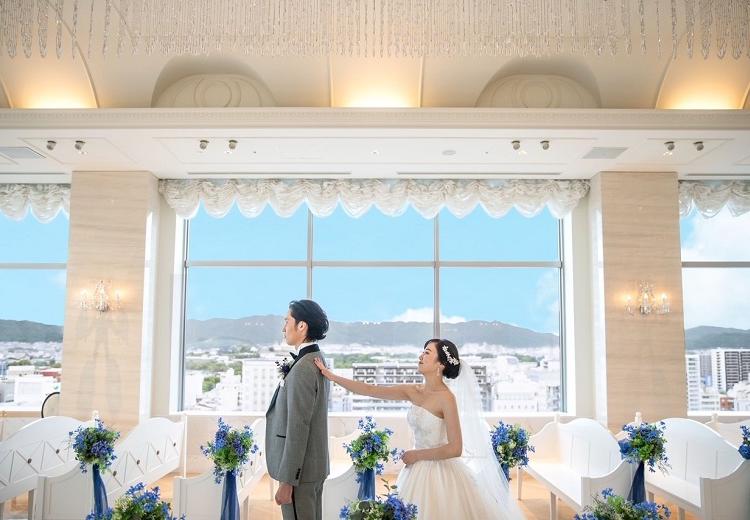 ホテルモントレ姫路。挙式会場。大きな窓からは慣れ親しんだ姫路の景色や姫路城を一望